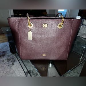 Beautiful burgundy pebbled turnlock chain tote 2!